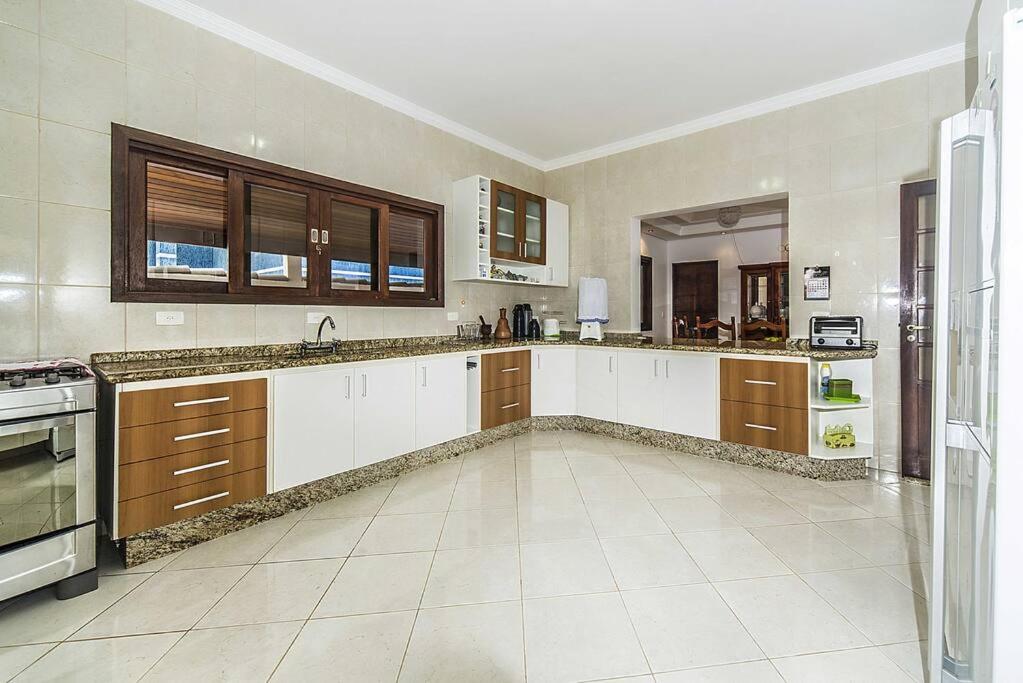 Casa confortável e ampla com piscina e bilhar!