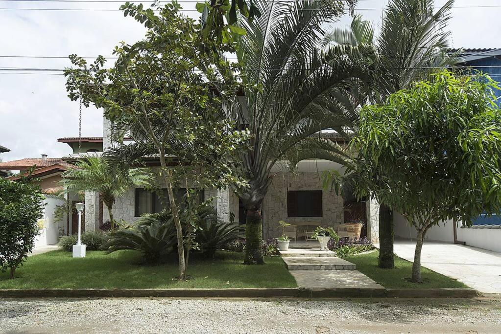 Casa confortável e ampla com piscina e bilhar!