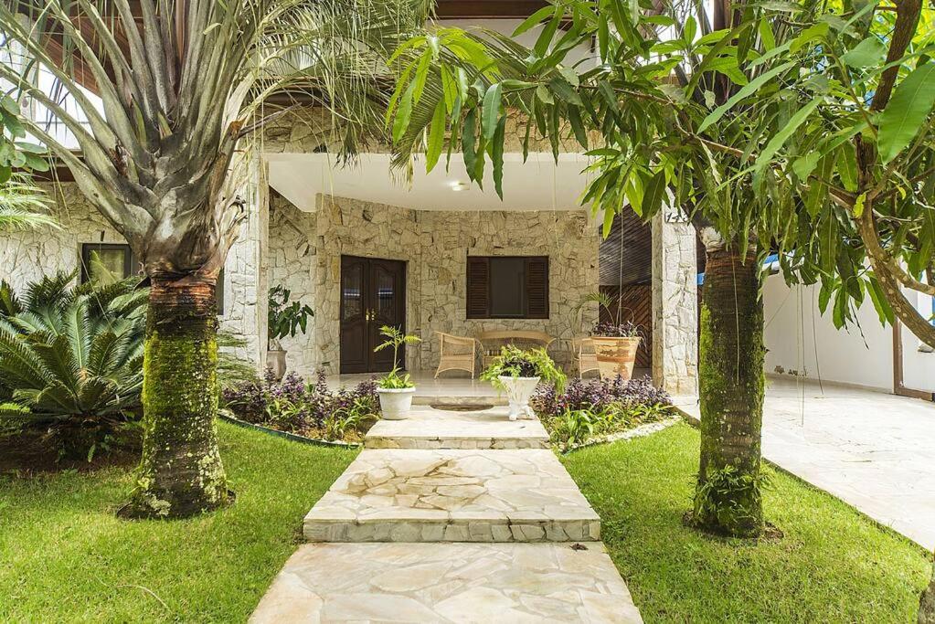 Casa confortável e ampla com piscina e bilhar!