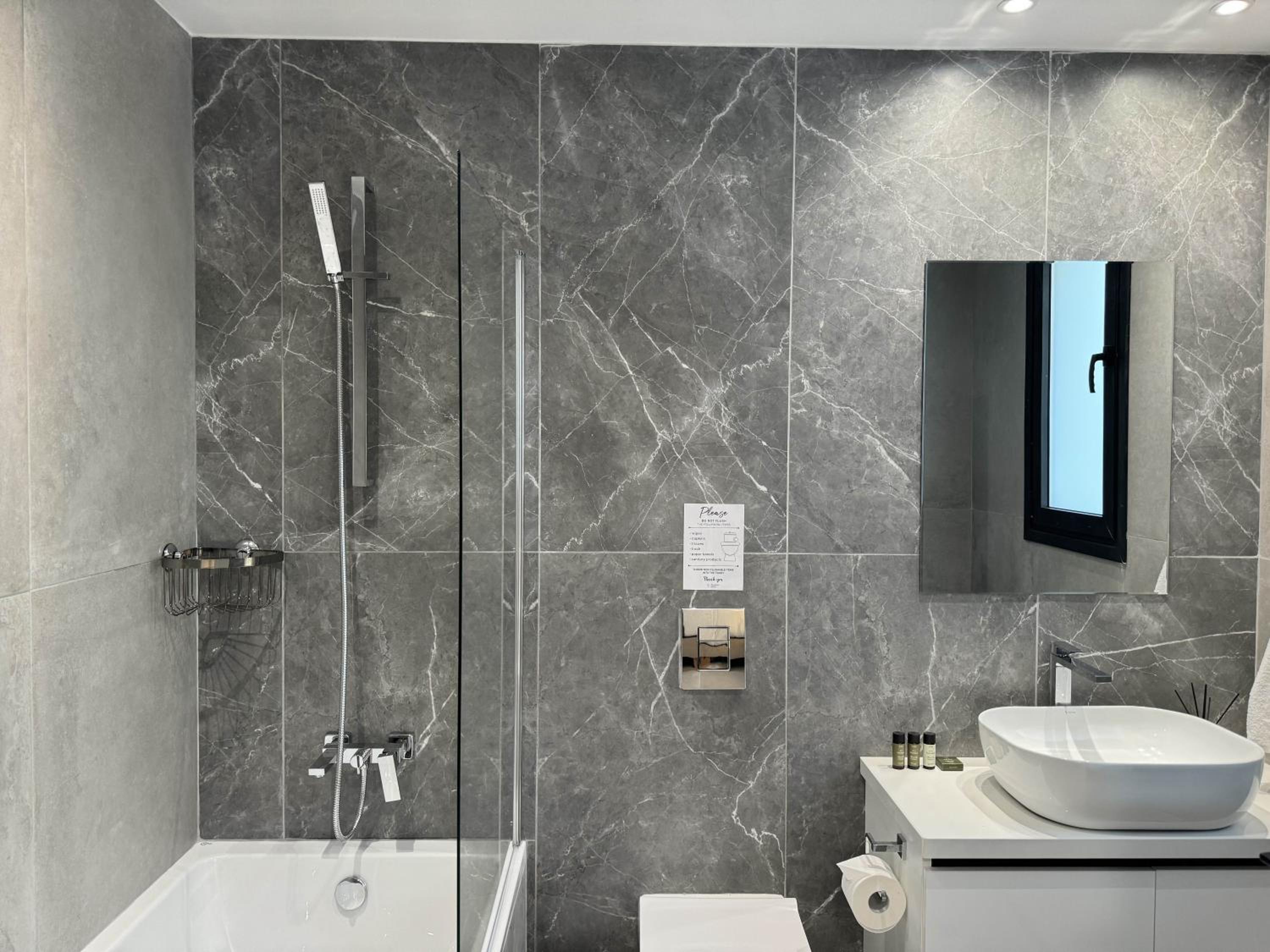 Phaedrus Living: White Hills Suites City View