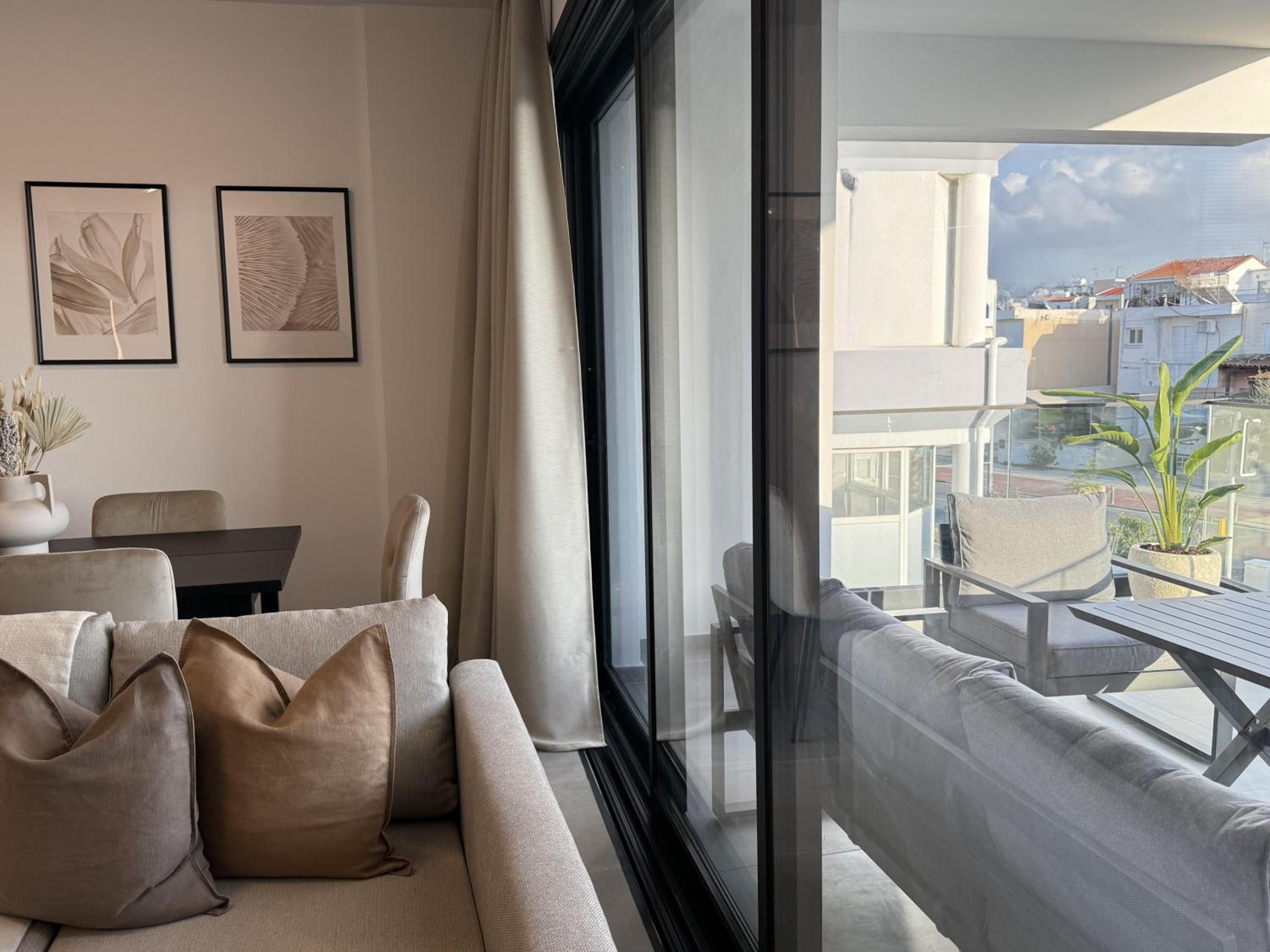 Phaedrus Living: White Hills Suites City View