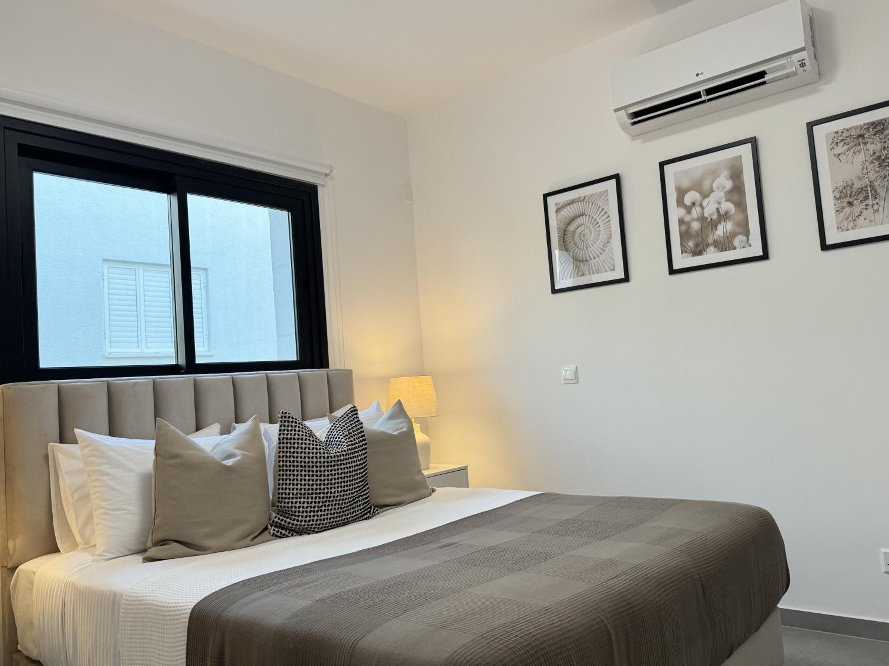 Phaedrus Living: White Hills Suites City View