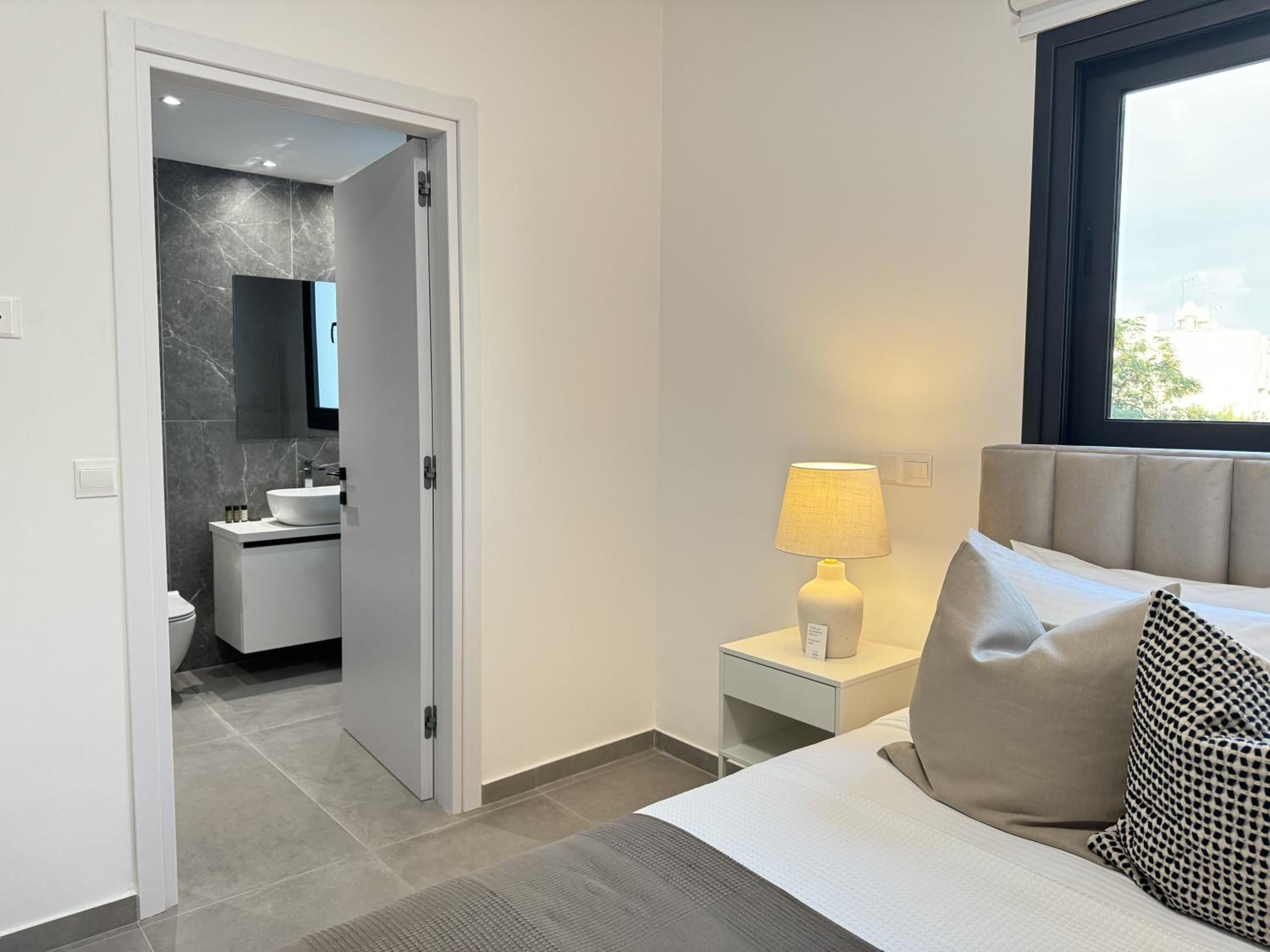 Phaedrus Living: White Hills Suites City View