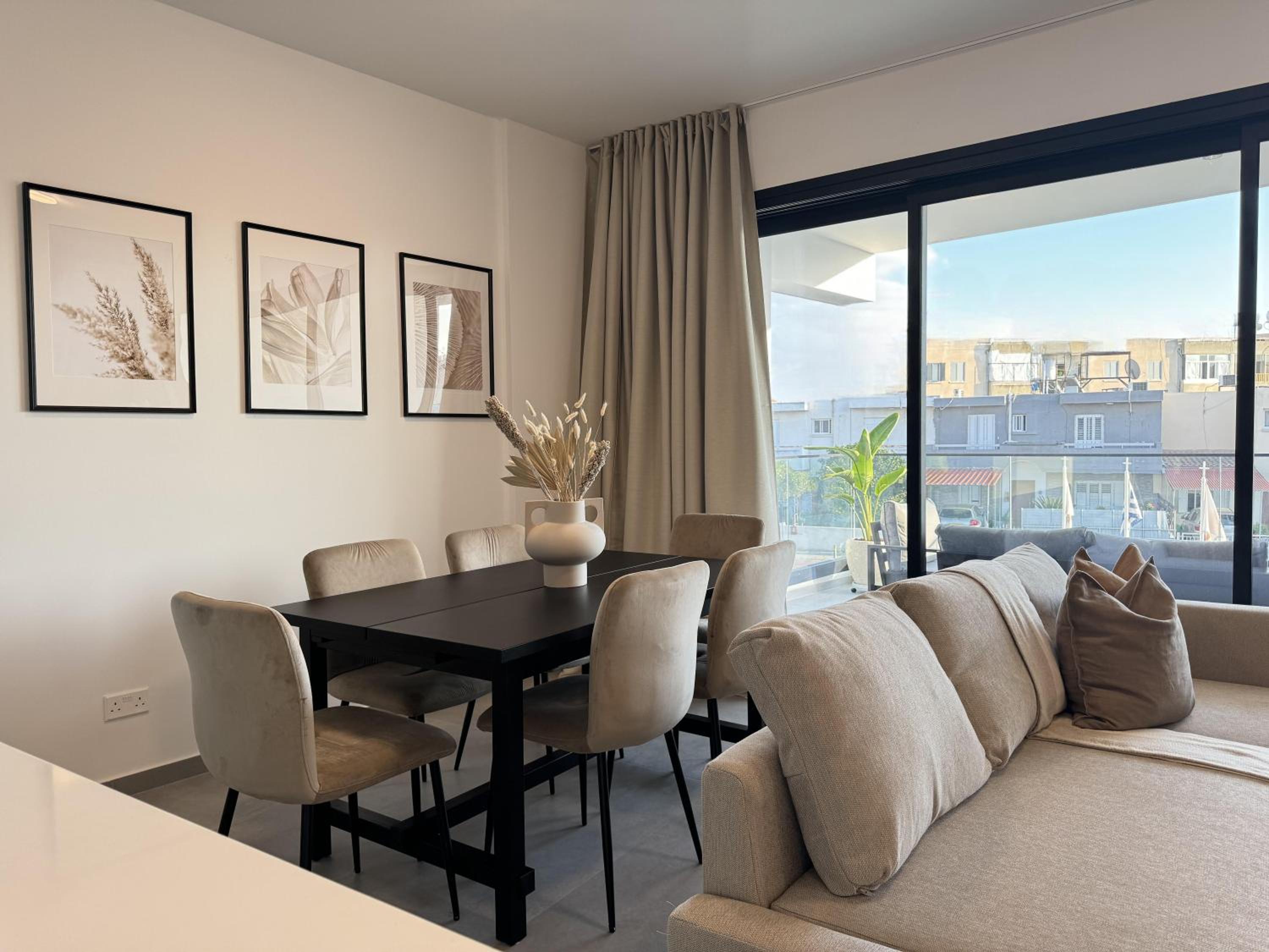 Phaedrus Living: White Hills Suites City View