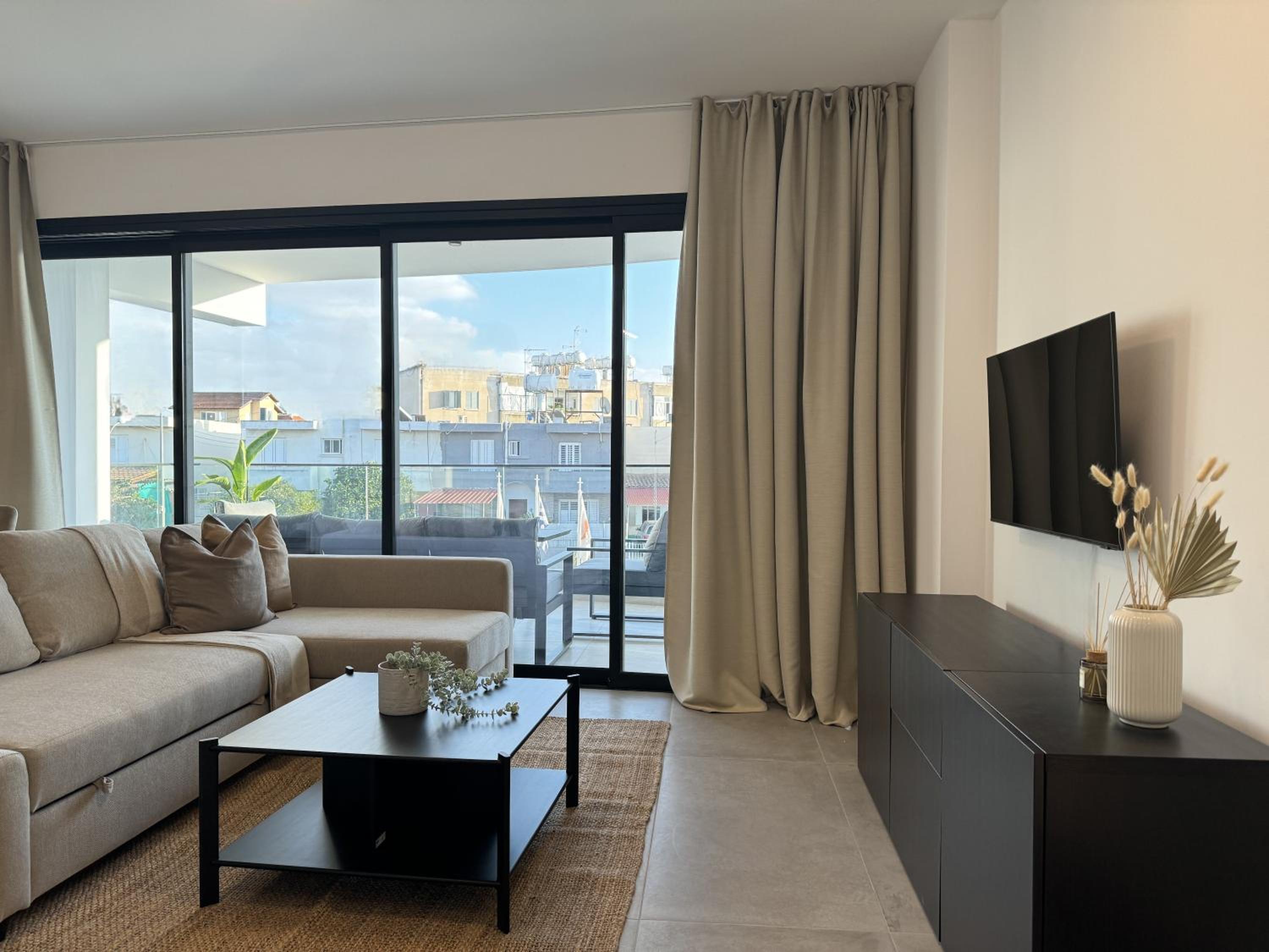 Phaedrus Living: White Hills Suites City View