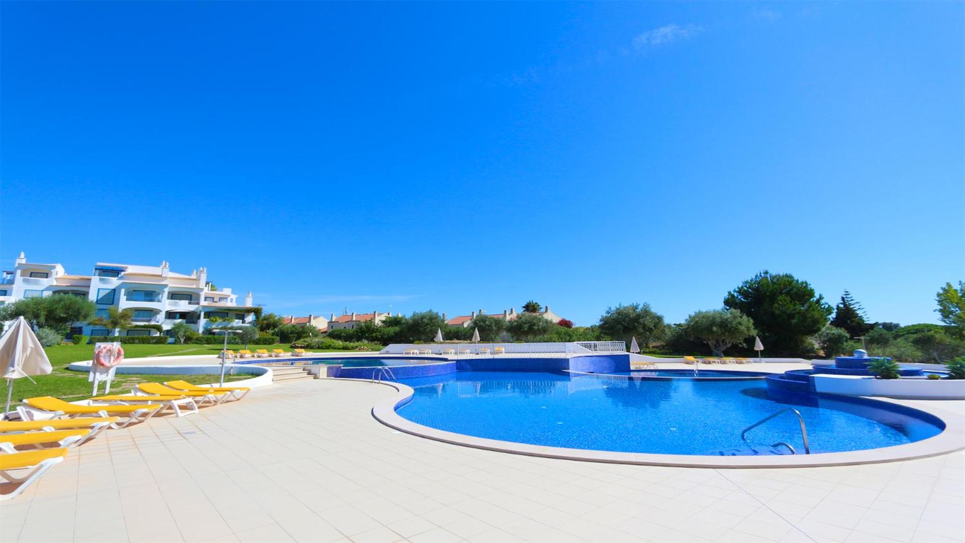 Green Valley 05, Cleverdetails, Sleeps 6 adults and 2 children, 4 salted water pools view 5