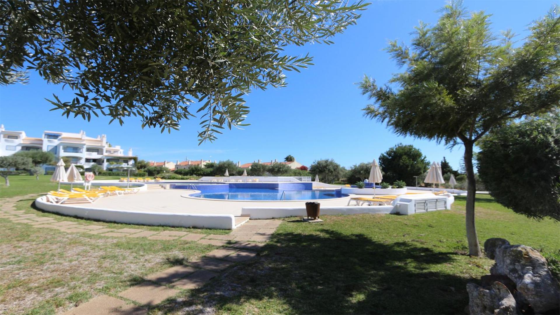 Green Valley 05, Cleverdetails, Sleeps 6 adults and 2 children, 4 salted water pools view 4