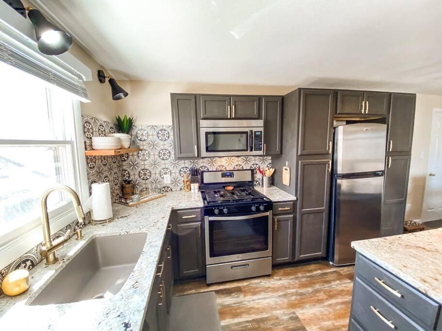Stylish remodeled Apt near IvyWild/Downtown view 5