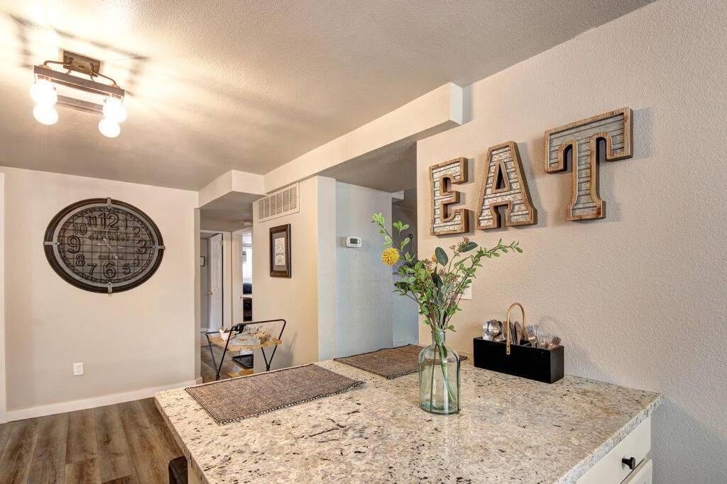 COZY Remodeled Apt Near IvyWild/Downtown view 3