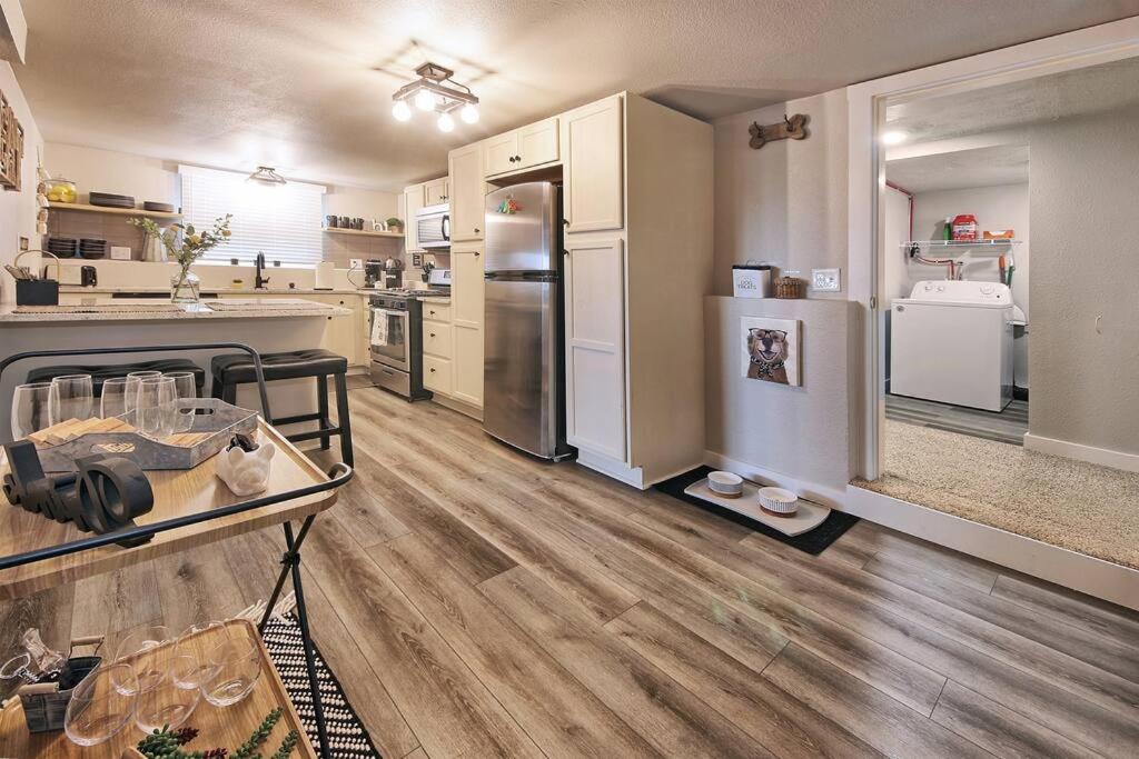 COZY Remodeled Apt Near IvyWild/Downtown view 4