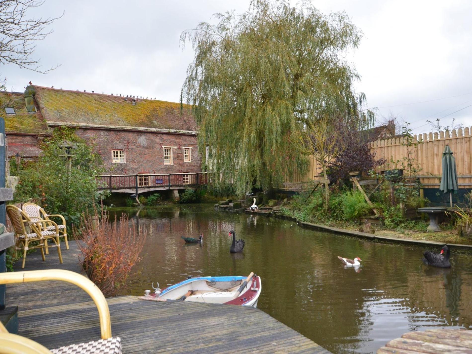 3 Bed in Wimborne oc-thold view 2