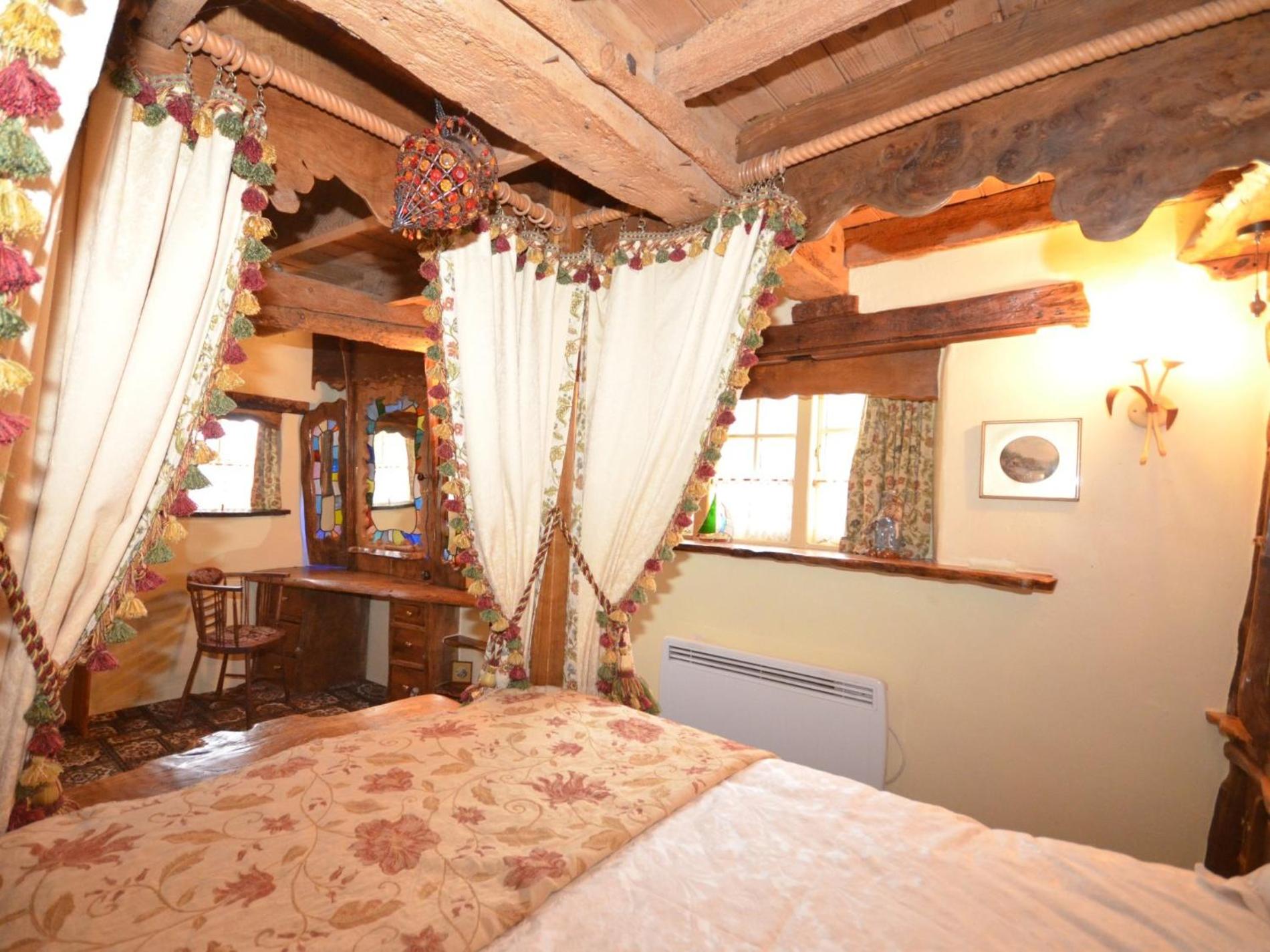 3 Bed in Wimborne oc-thold view 5