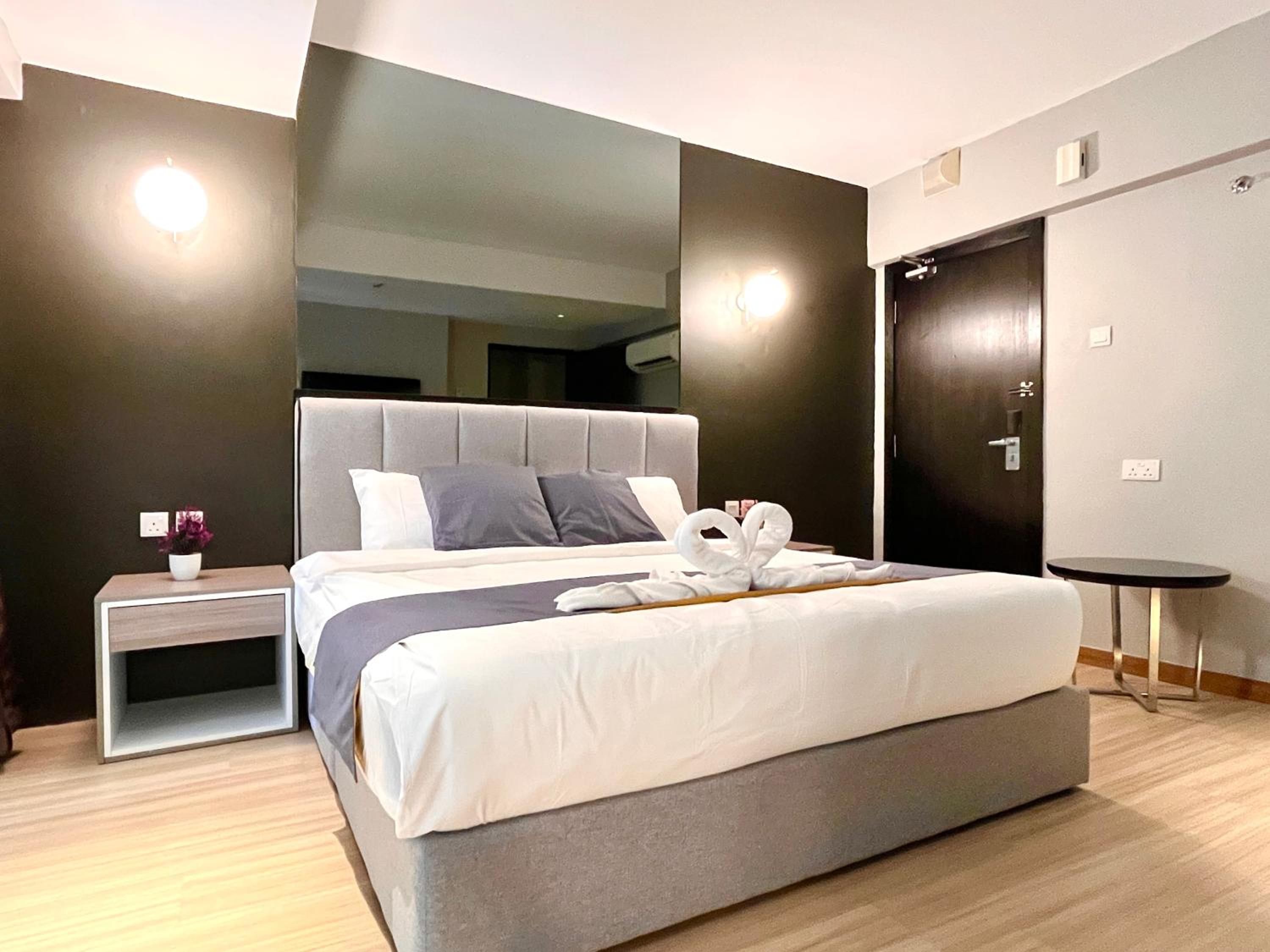 HillMark Suites
