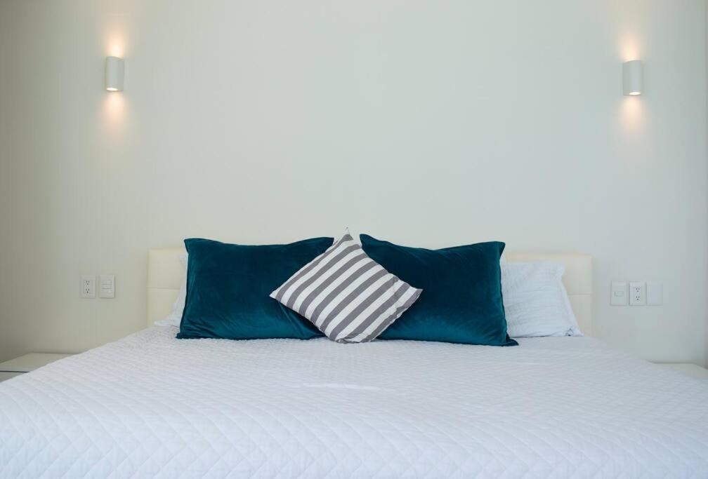 Luxury ocean front apartment, 2 br, beach, gym, spa