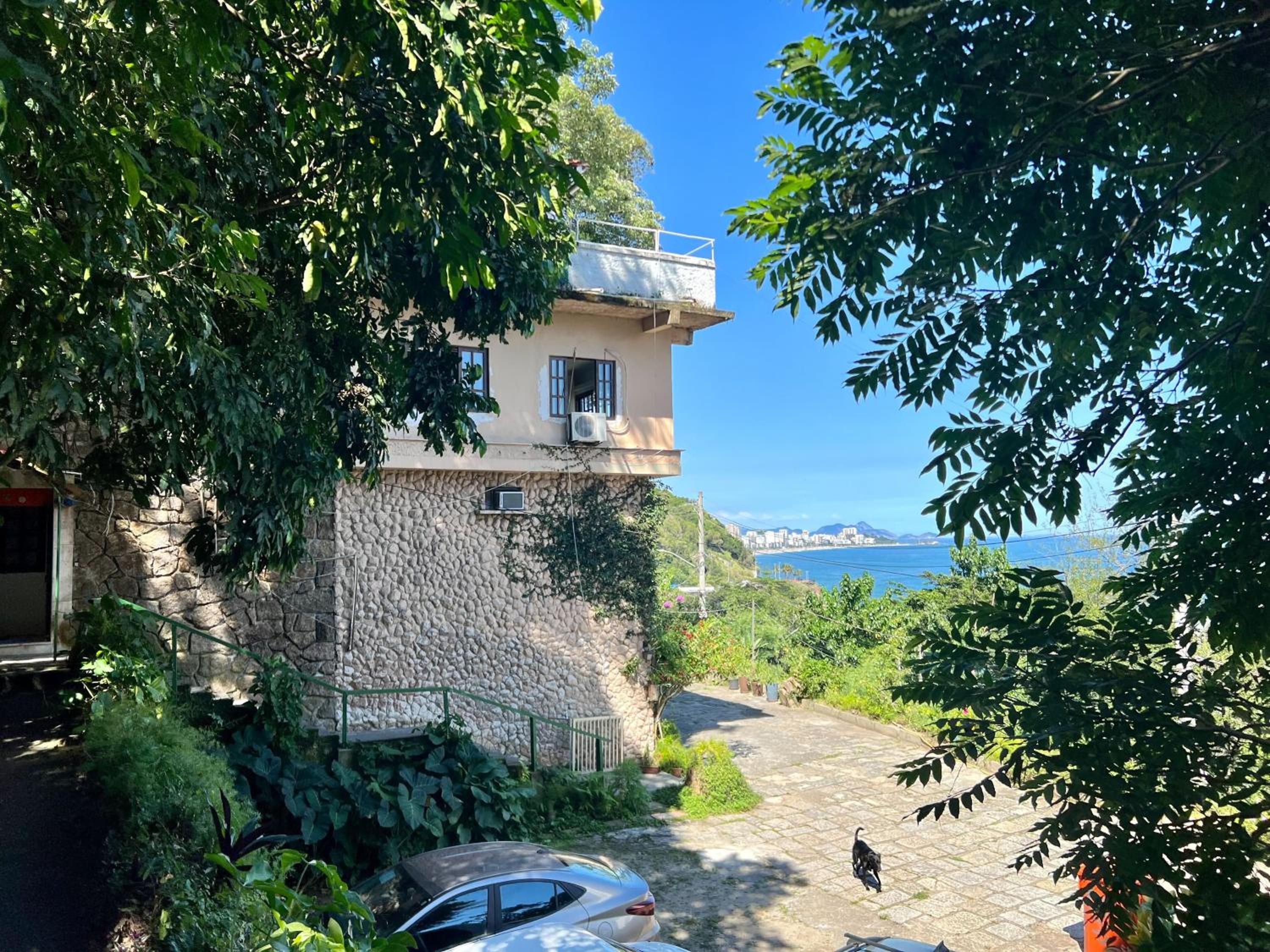 Amazing forest House in the city! Private guest suite - double studio room