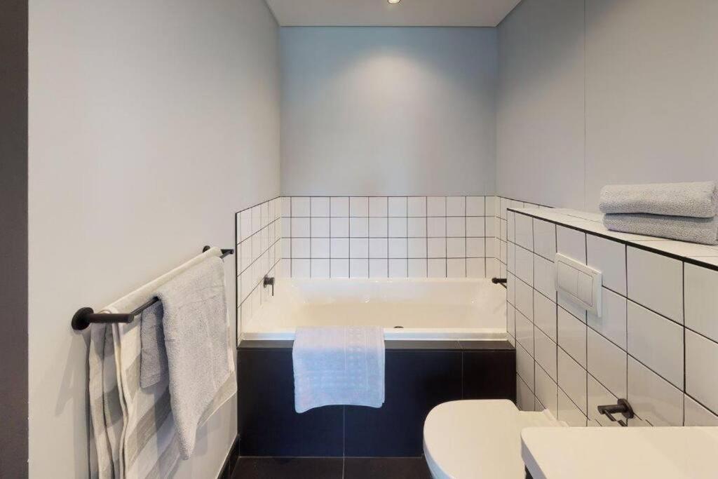 Luxury City Living - 2 Bedroom Apartment view 4