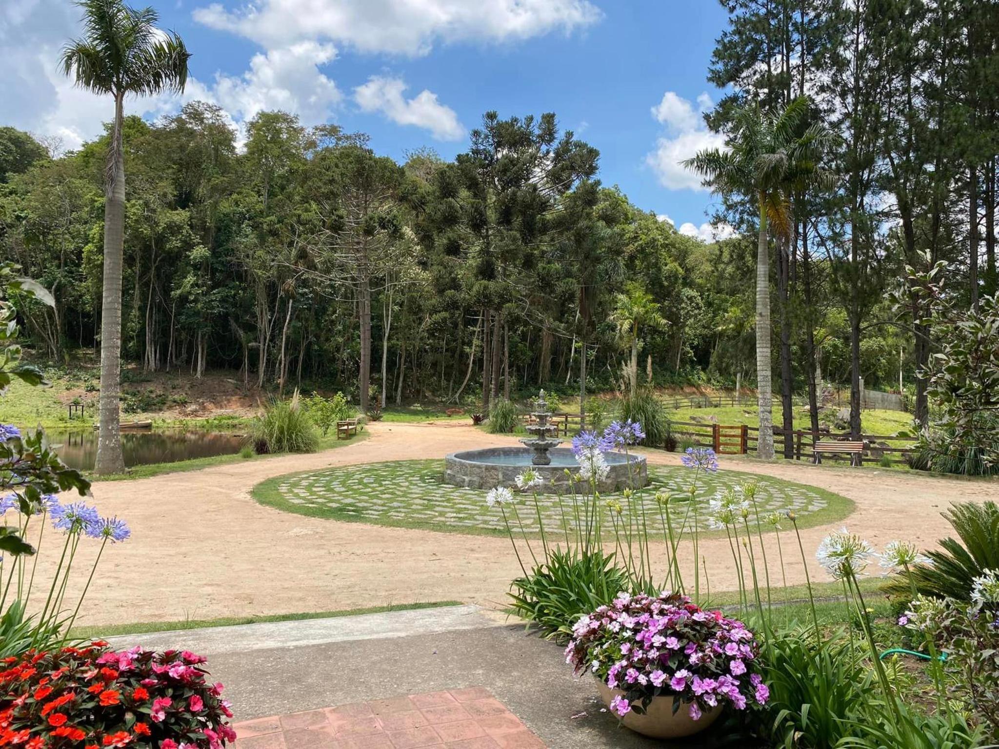 Charmosa Fazendinha Familiar (Fazenda Paraíso)
