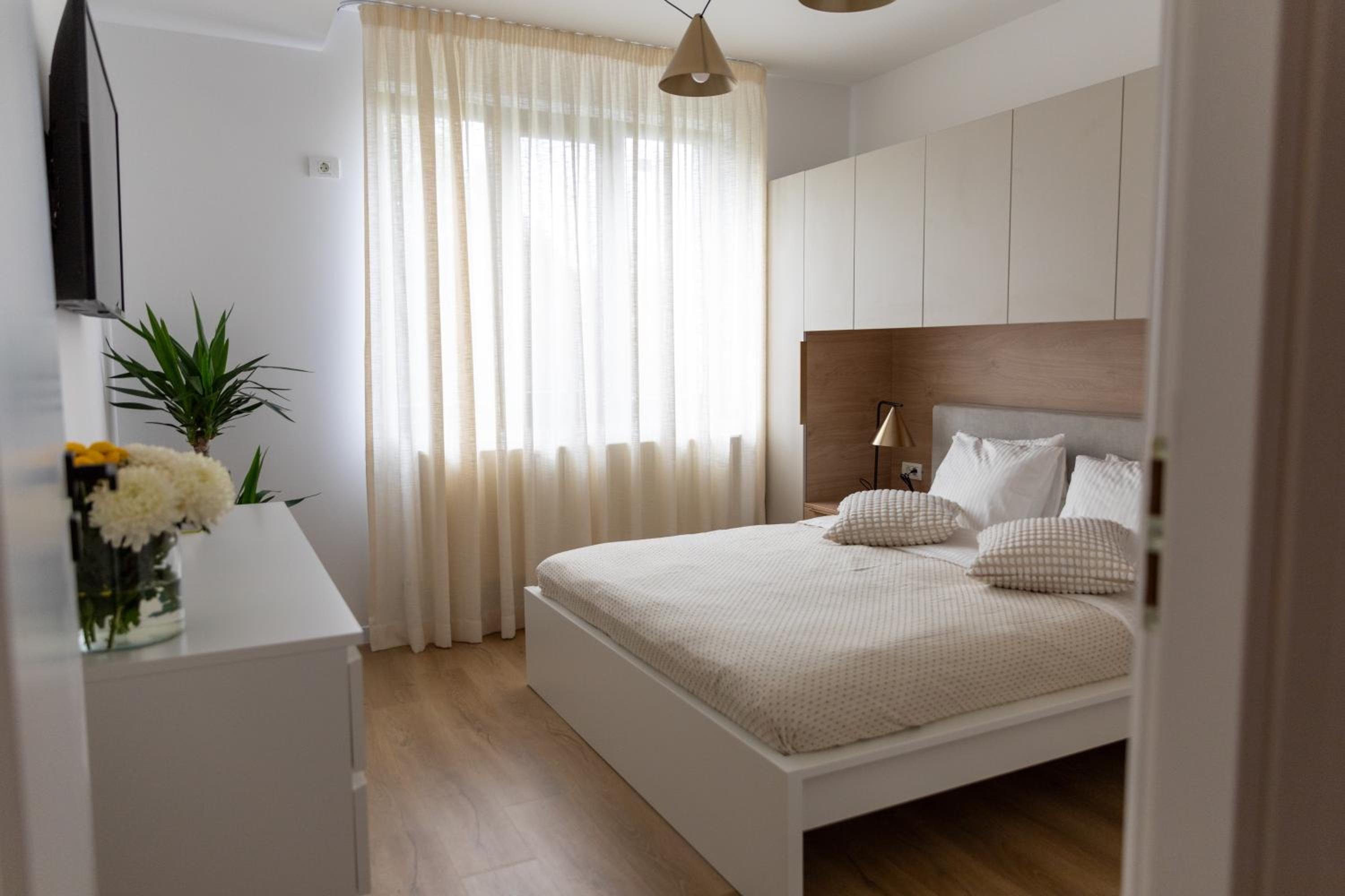 Studio 8 I One Bedroom Apartment I Airport I Therme view 2