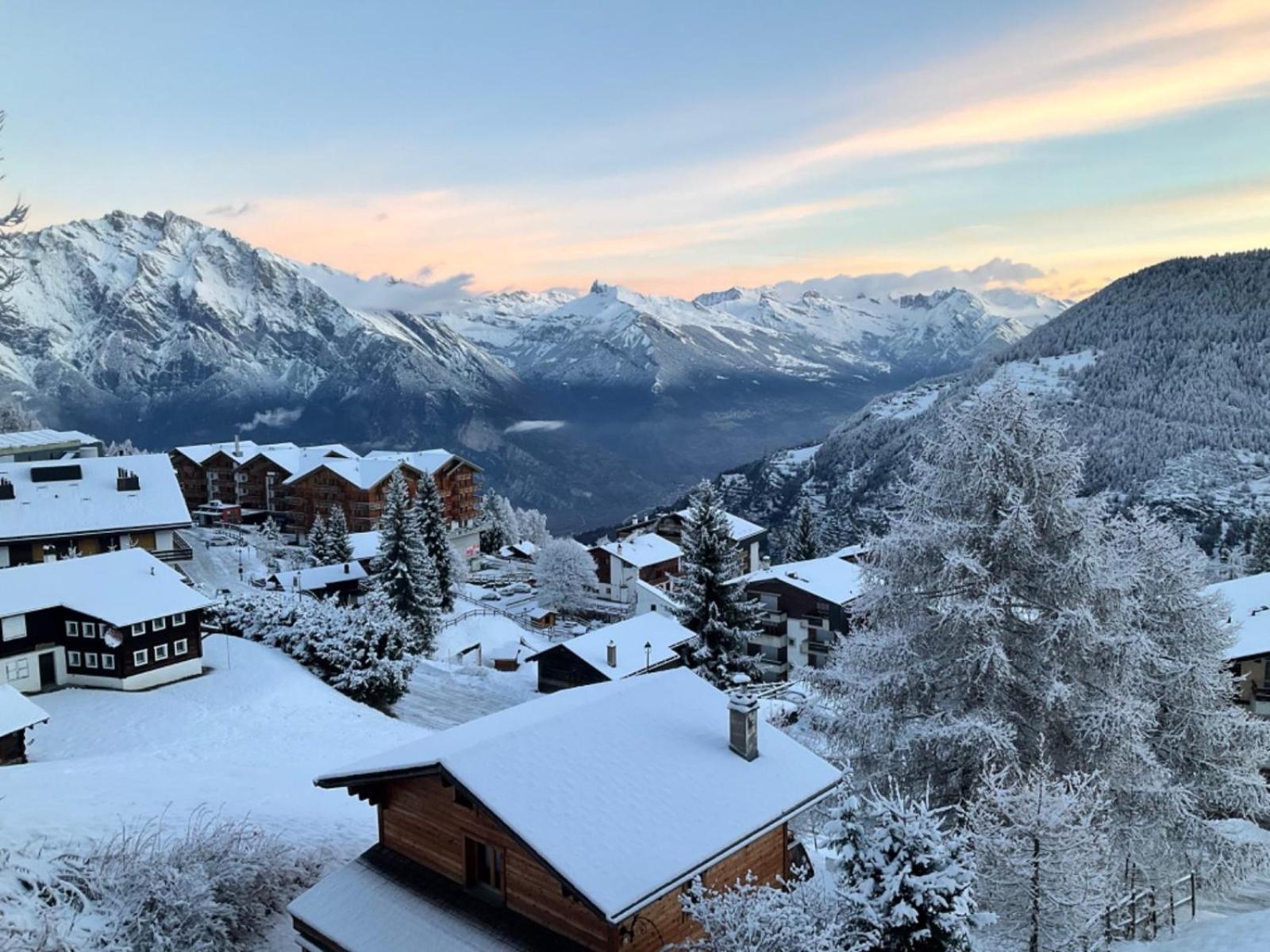 MP24 Ski in, out apartment on slopes with indoor private parking space