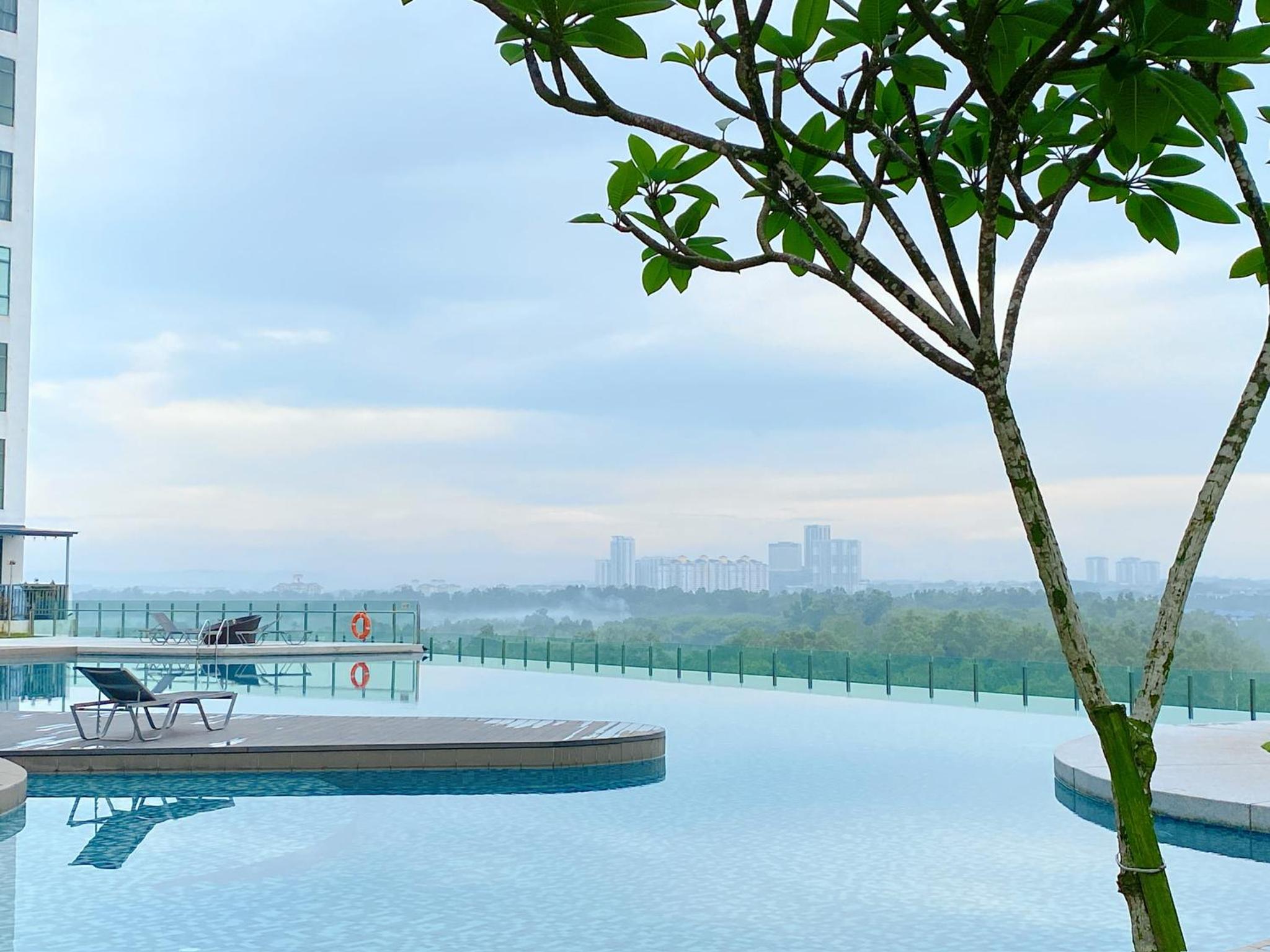 HomeNest JB City Poolview suite by Cozy Home