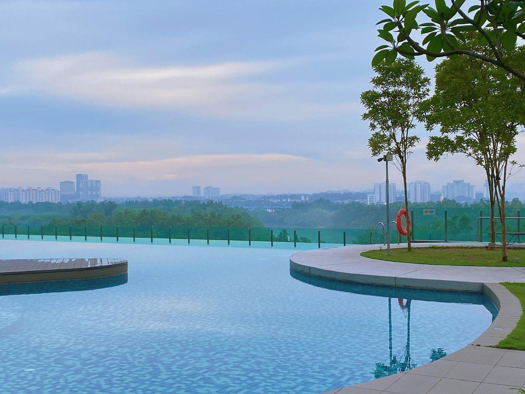 HomeNest JB City Poolview suite by Cozy Home