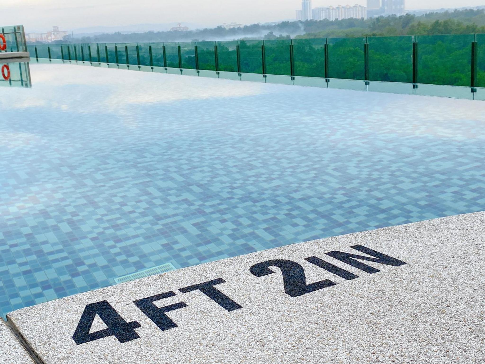 HomeNest JB City Poolview suite by Cozy Home