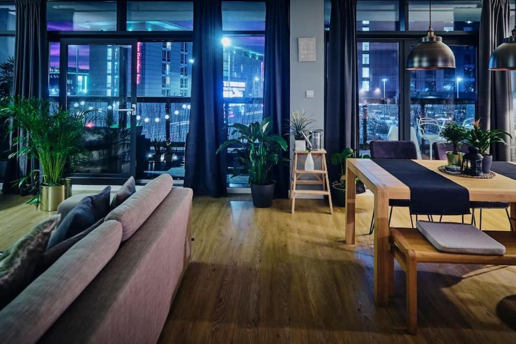 Glasgow, Finnieston Luxury 2 Bed with parking, e-check in, hi-fi view 4