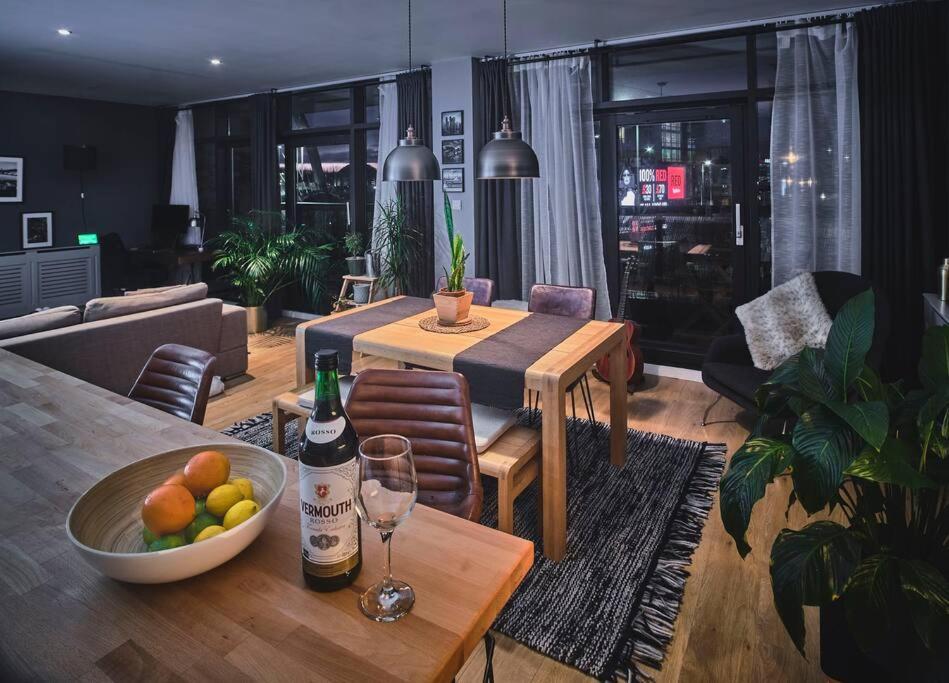 Glasgow, Finnieston Luxury 2 Bed with parking, e-check in, hi-fi view 5