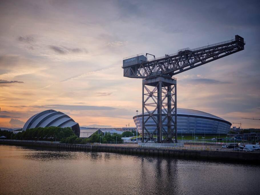 Glasgow, Finnieston Luxury 2 Bed with parking, e-check in, hi-fi view 2