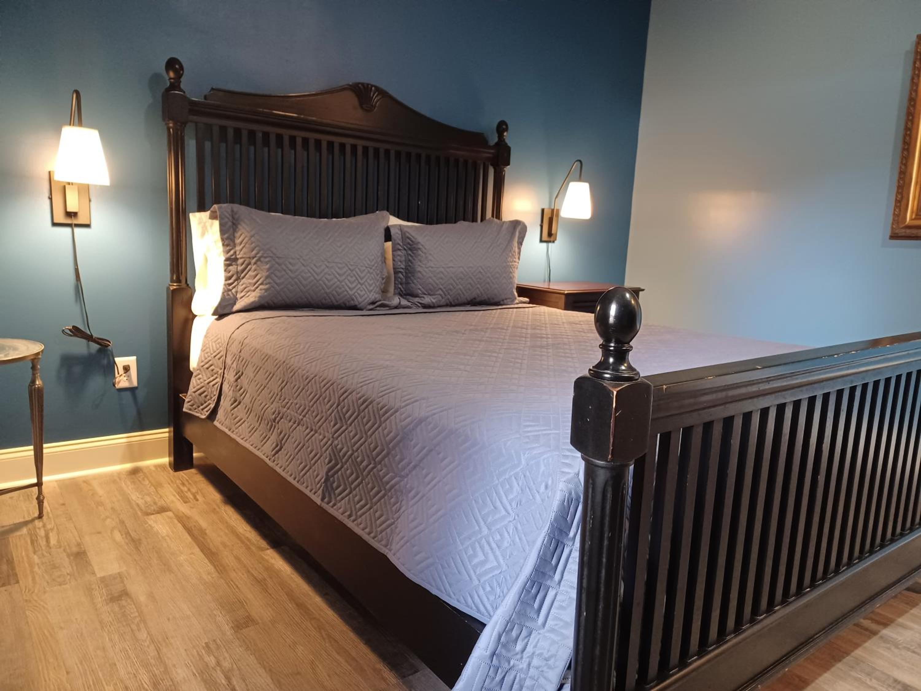 Natchez Manor Bed & Breakfast