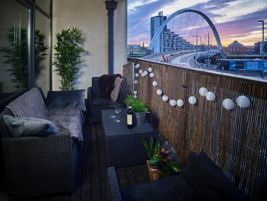 Glasgow, Finnieston Luxury 2 Bed with parking, e-check in, hi-fi view 3