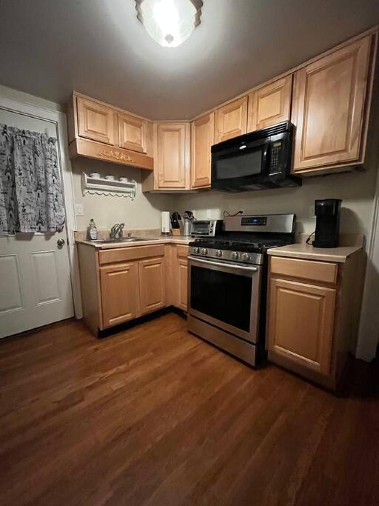 Intimate 1 Bedroom Apt by UHS view 5