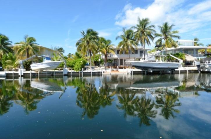 West Plaza Del Lago