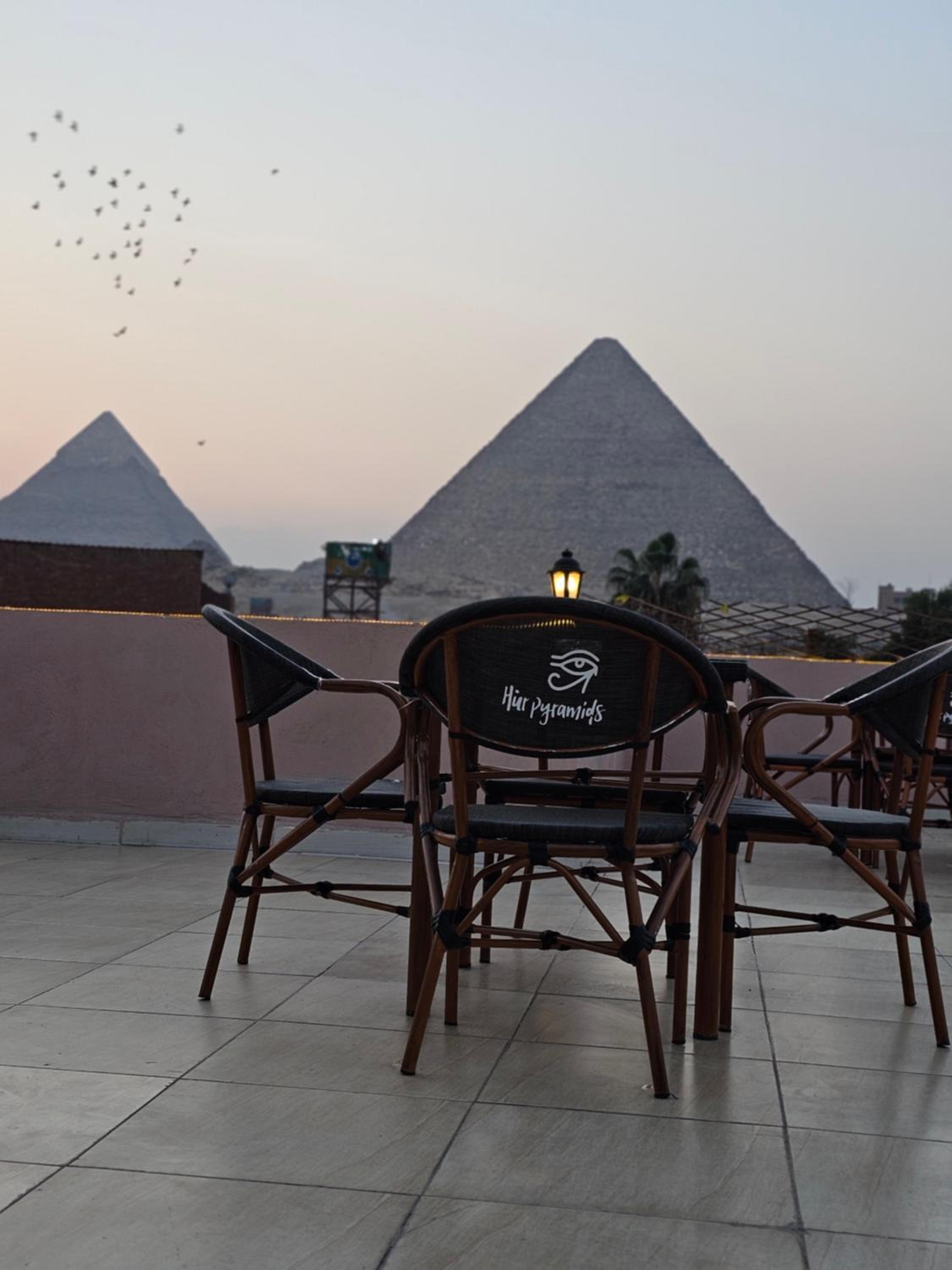 Hur Pyramids land inn