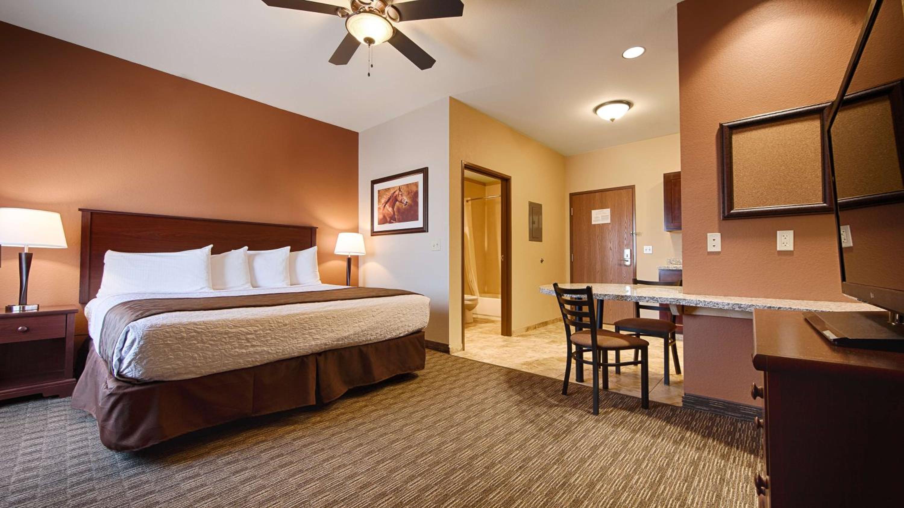 Dodge City Vacations - Best Western North Edge Inn - Property Image 13
