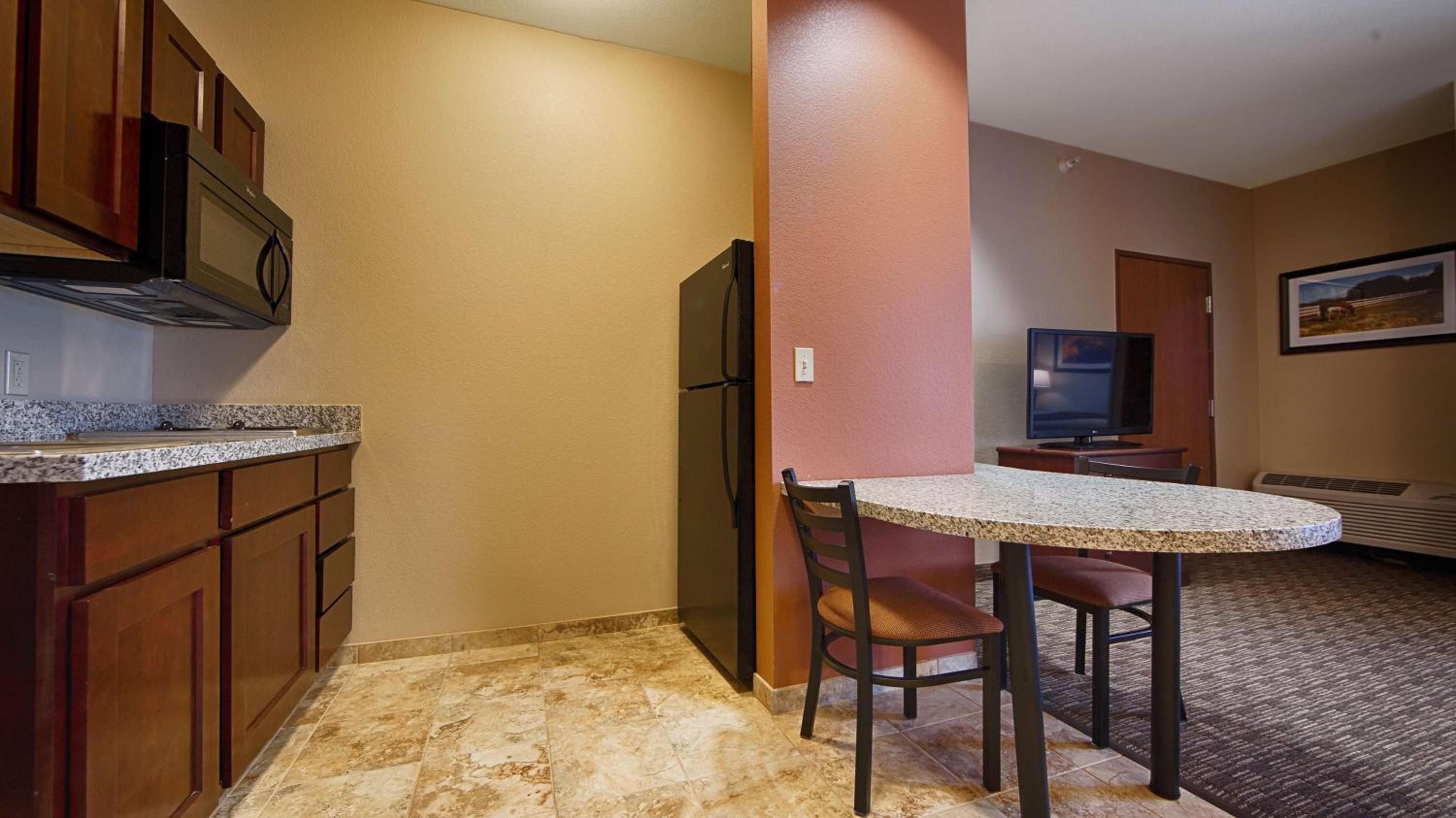 Dodge City Vacations - Best Western North Edge Inn - Property Image 1