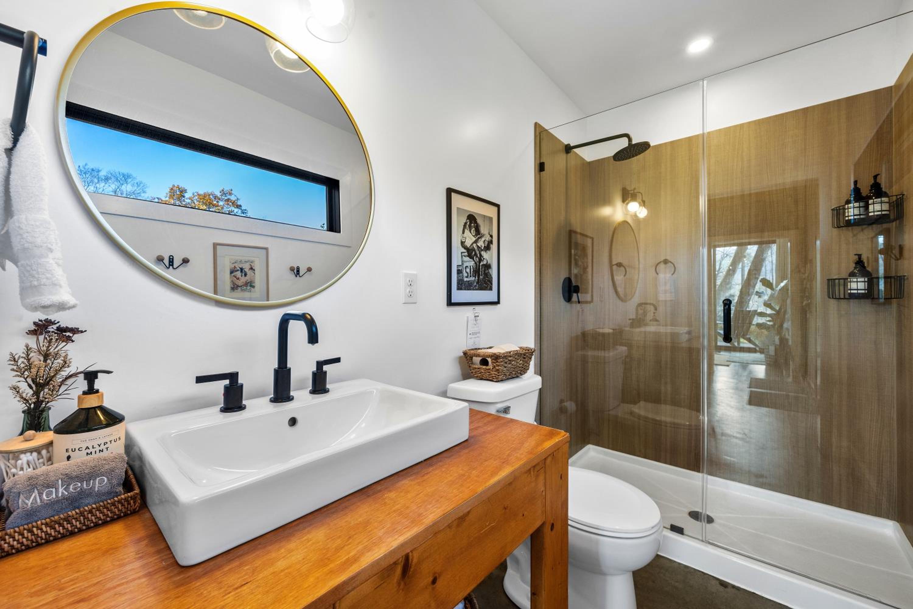 Cliff Hot Tub with Deck Fire Pit Mural and Pet Friendly view 5