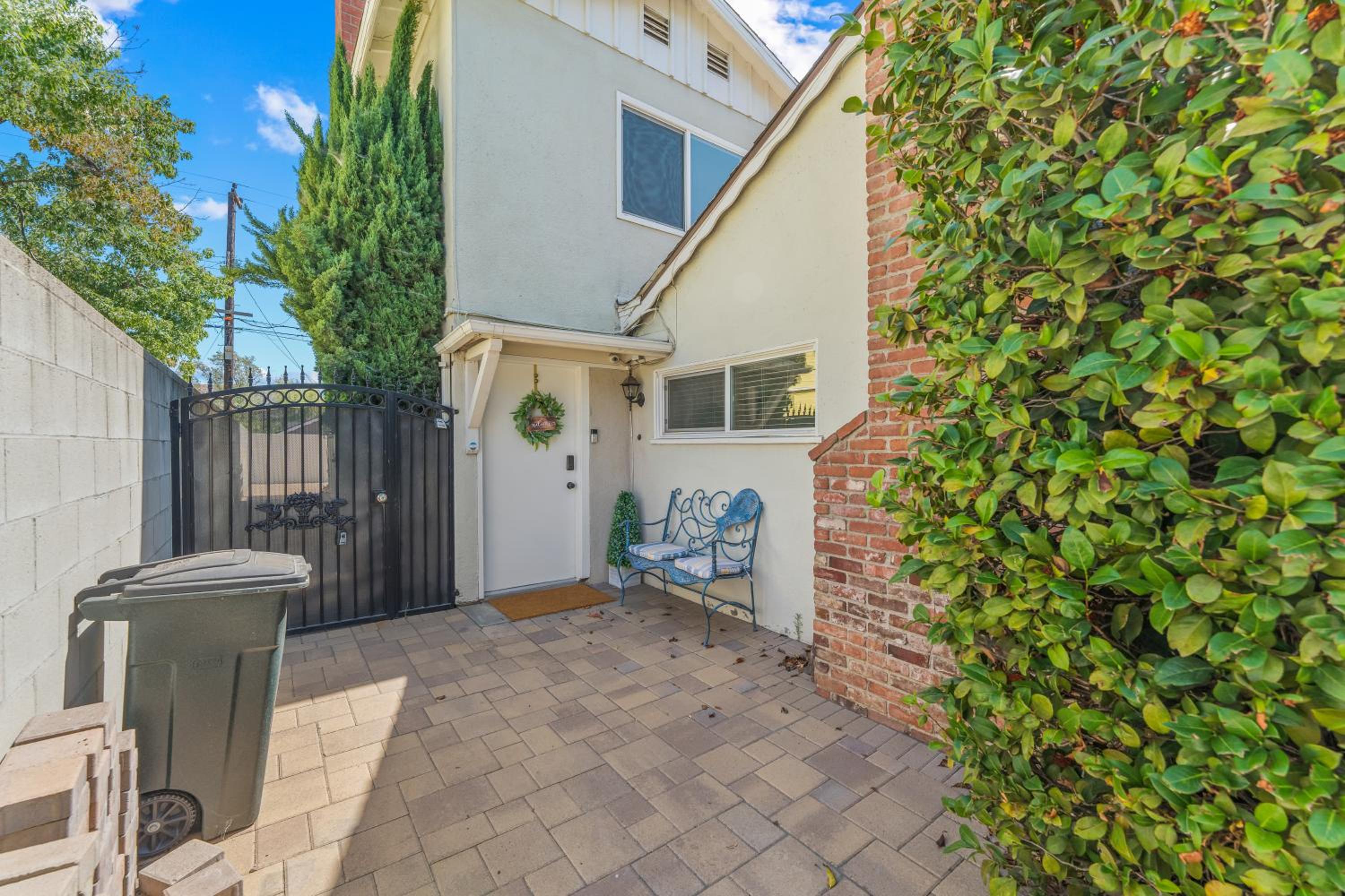 Cheerful 2-Bedroom Home in LA with Mountain View view 2