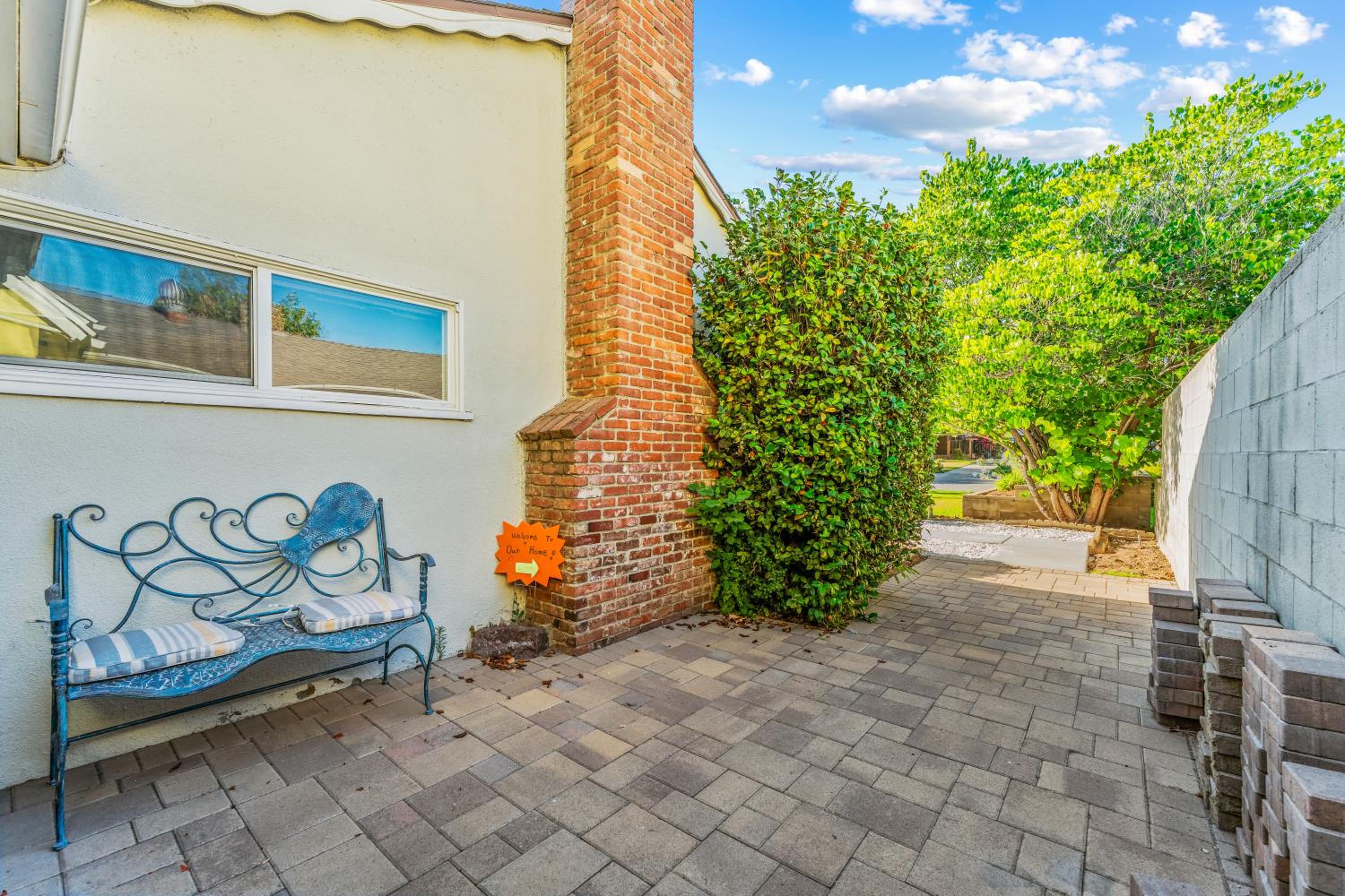 Cheerful 2-Bedroom Home in LA with Mountain View view 3