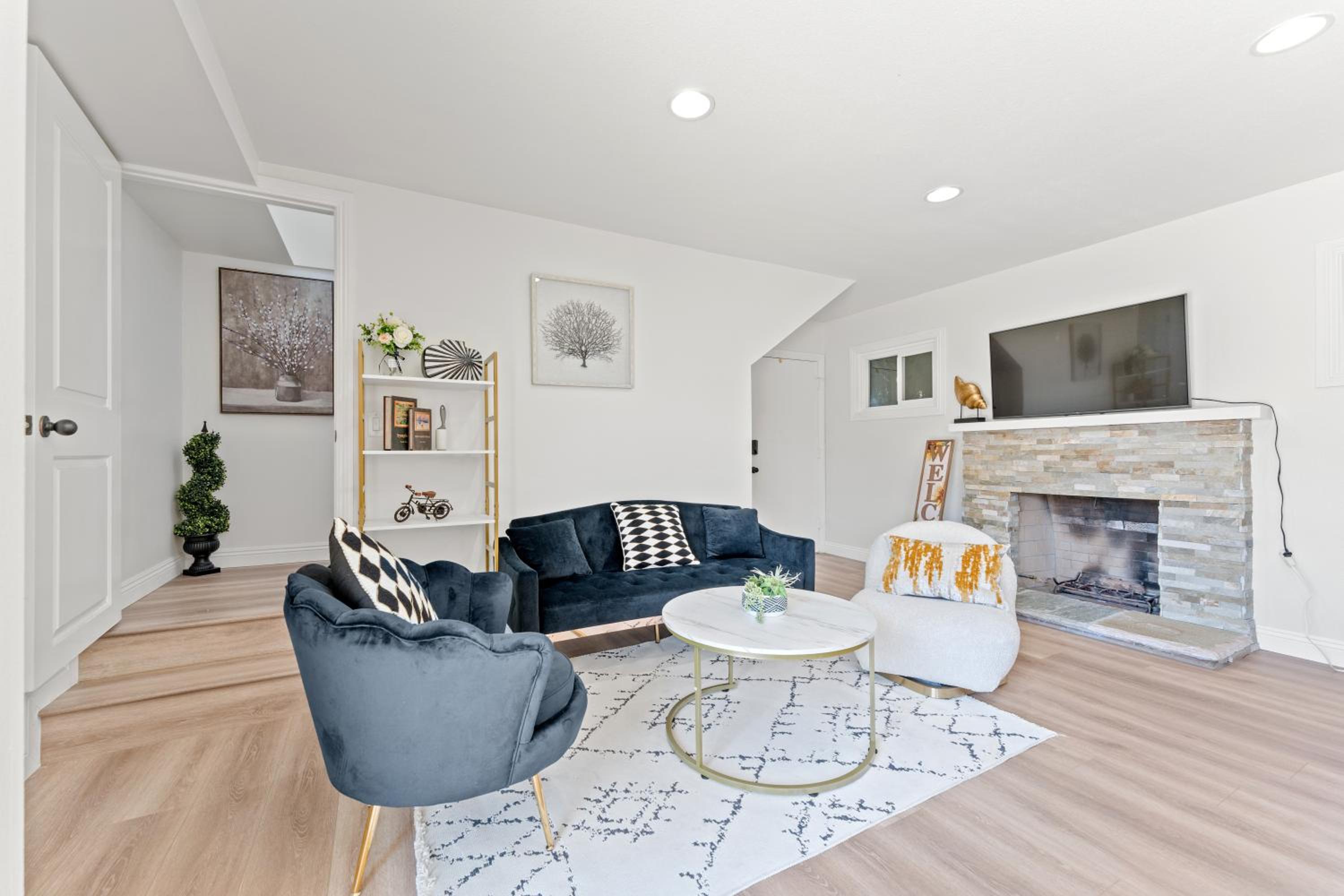 Cheerful 2-Bedroom Home in LA with Mountain View view 5