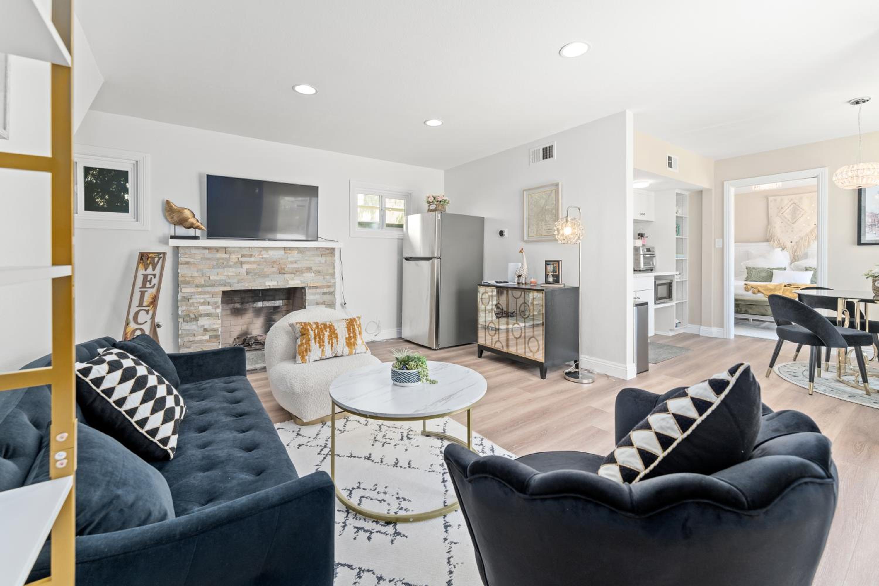 Cheerful 2-Bedroom Home in LA with Mountain View view 4