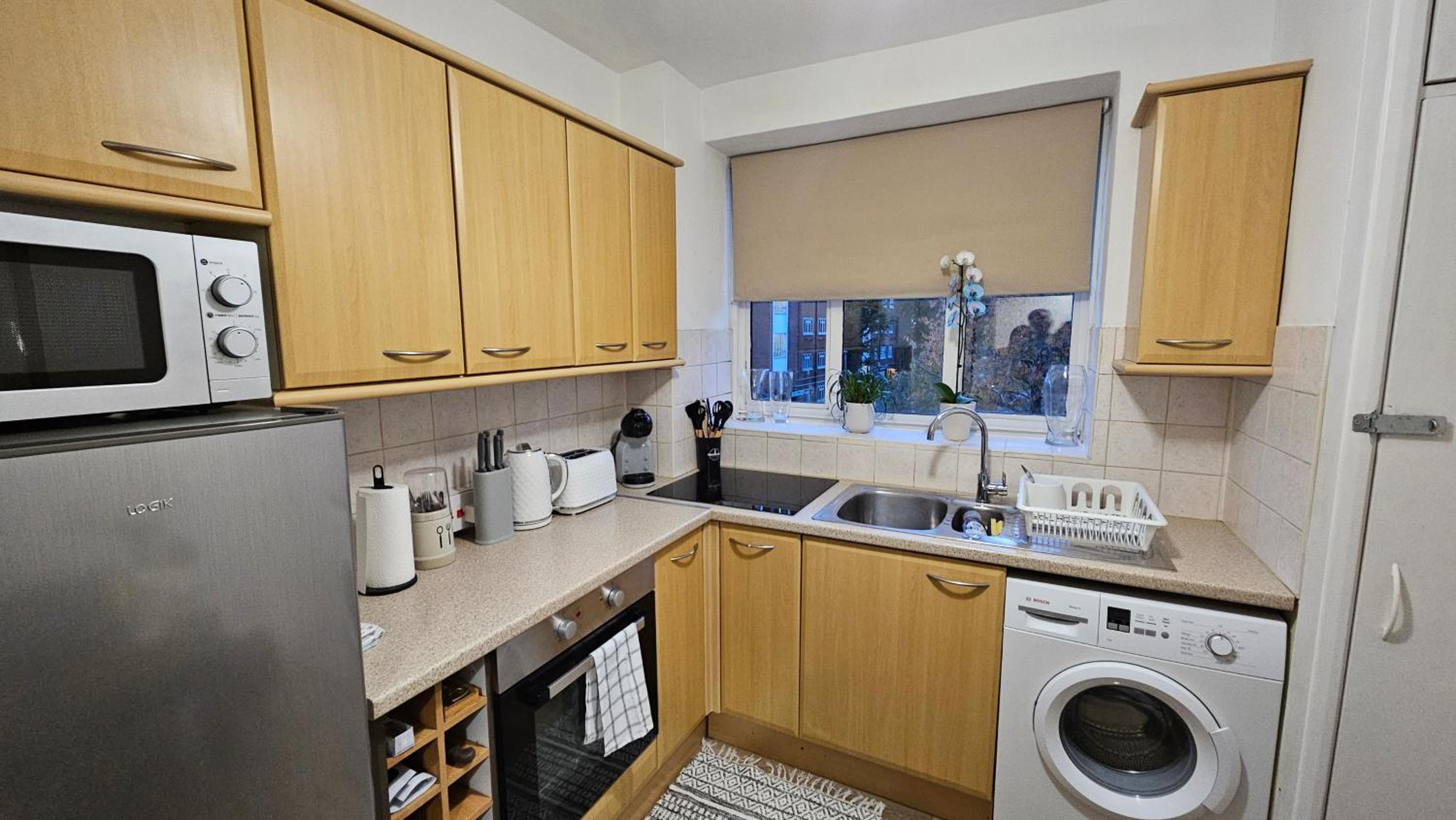 Spacious Two Bedroom Apartment in Battersea, Free Parking