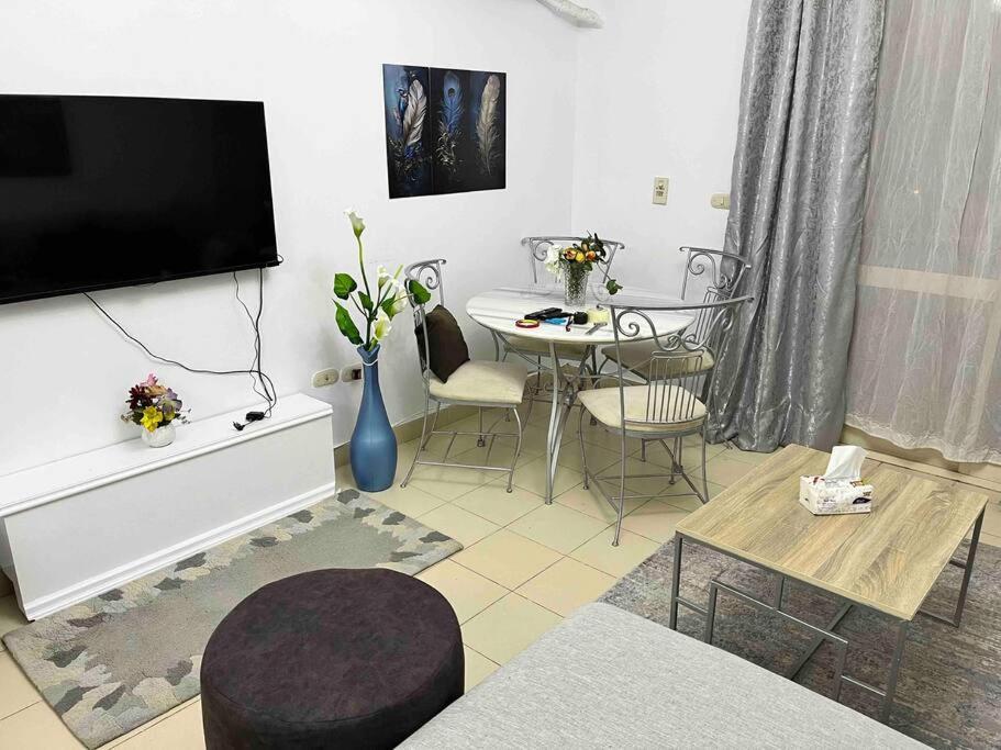 Modern Cozy Apt in Sheikh Zayed view 2