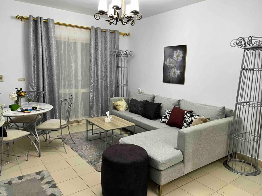 Modern Cozy Apt in Sheikh Zayed view 5
