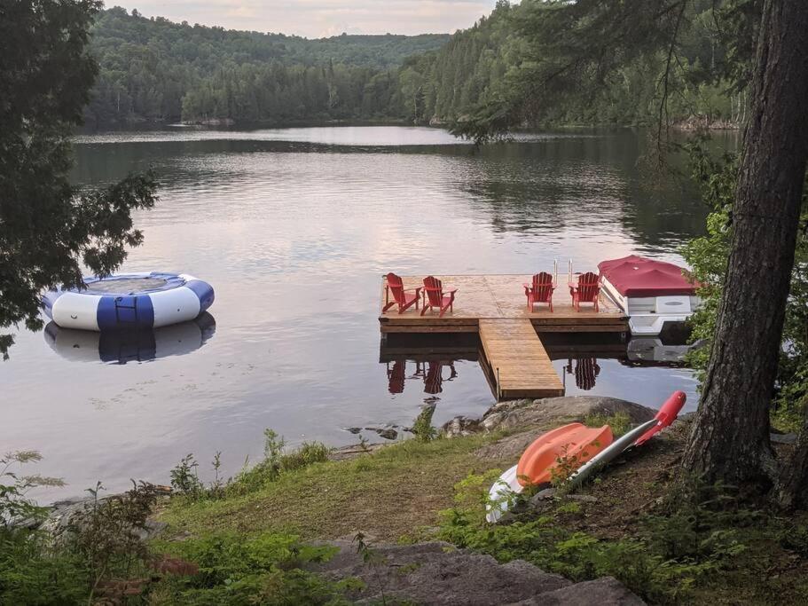 Waterfront 25 mins to Tremblant w/Hot Tub & Sauna