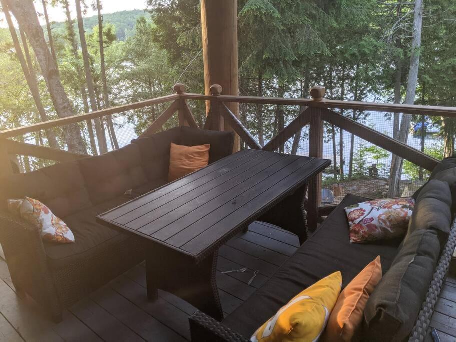 Waterfront 25 mins to Tremblant w/Hot Tub & Sauna