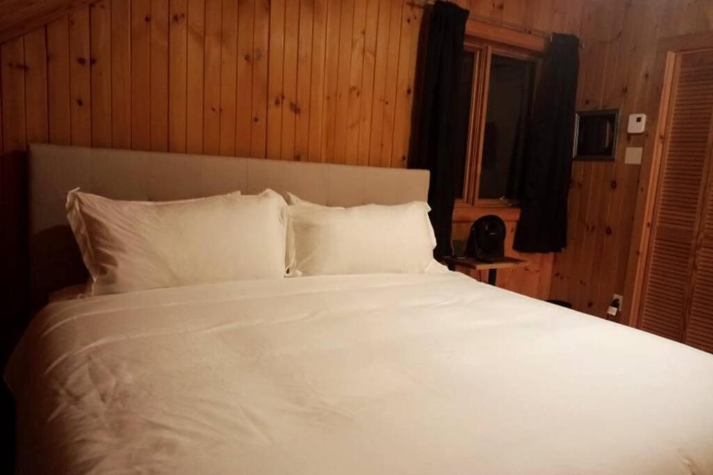Waterfront 25 mins to Tremblant w/Hot Tub & Sauna