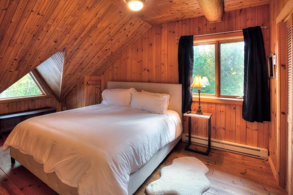 Waterfront 25 mins to Tremblant w/Hot Tub & Sauna