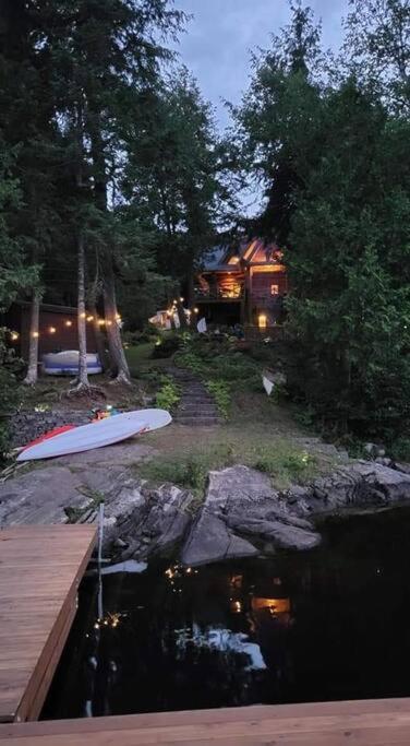 Waterfront 25 mins to Tremblant w/Hot Tub & Sauna