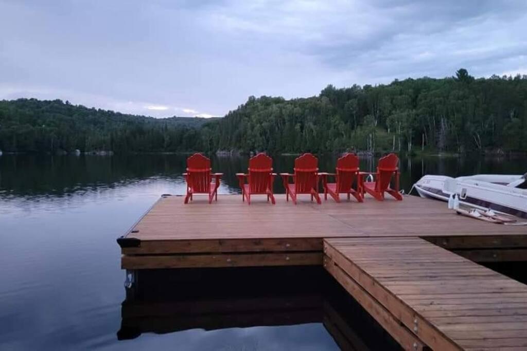 Waterfront 25 mins to Tremblant w/Hot Tub & Sauna
